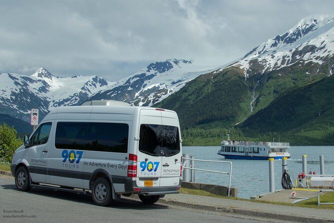 Glaciers and Wildlife: Super Scenic Day Tour from Anchorage - Alaska Wildlife Conservation Center: seeing animals in a real setting