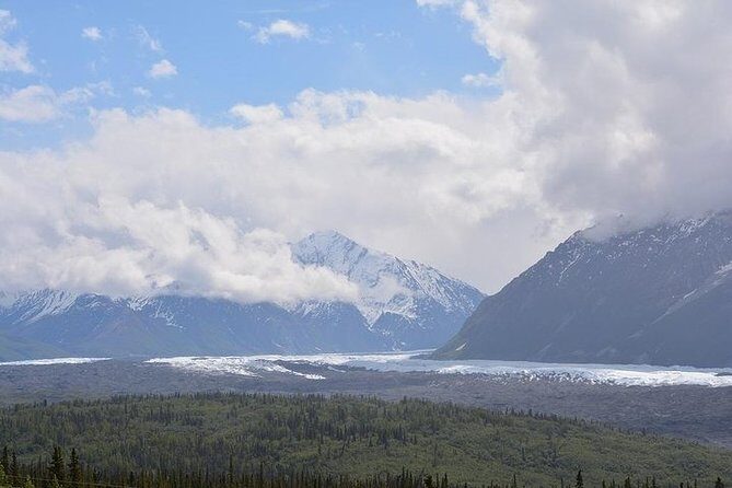 Matanuska Glacier Summer Tour - Glacier View village: the long photo-and-breath break along the road